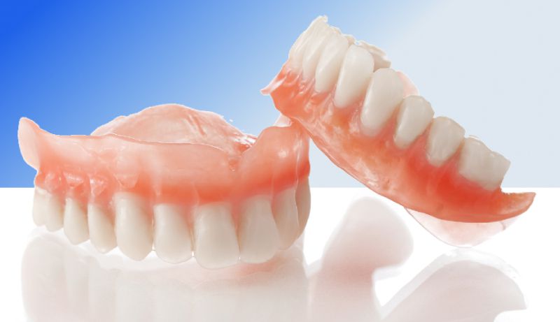 hàm răng giả tháo lắp cho người già