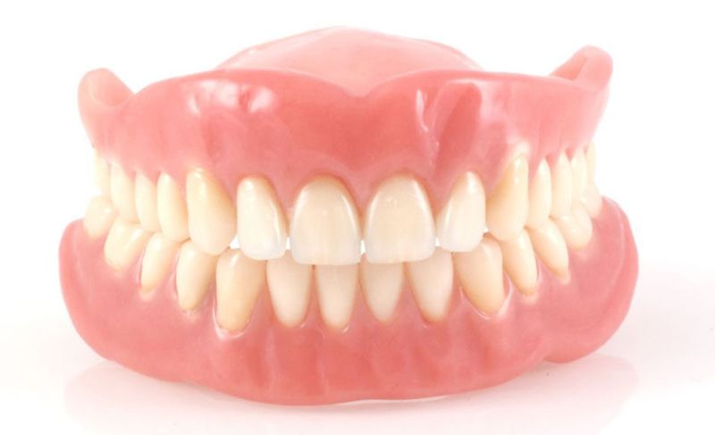 hàm răng giả tháo lắp cho người già