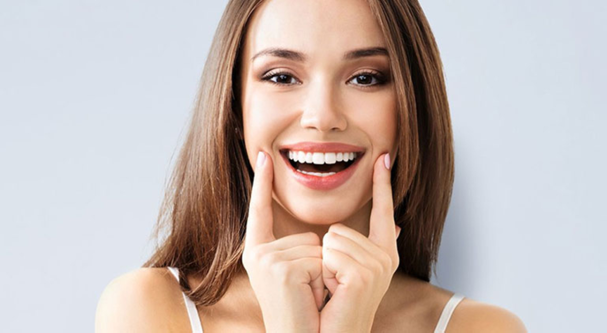 nên bọc răng sứ kim loại hay titan