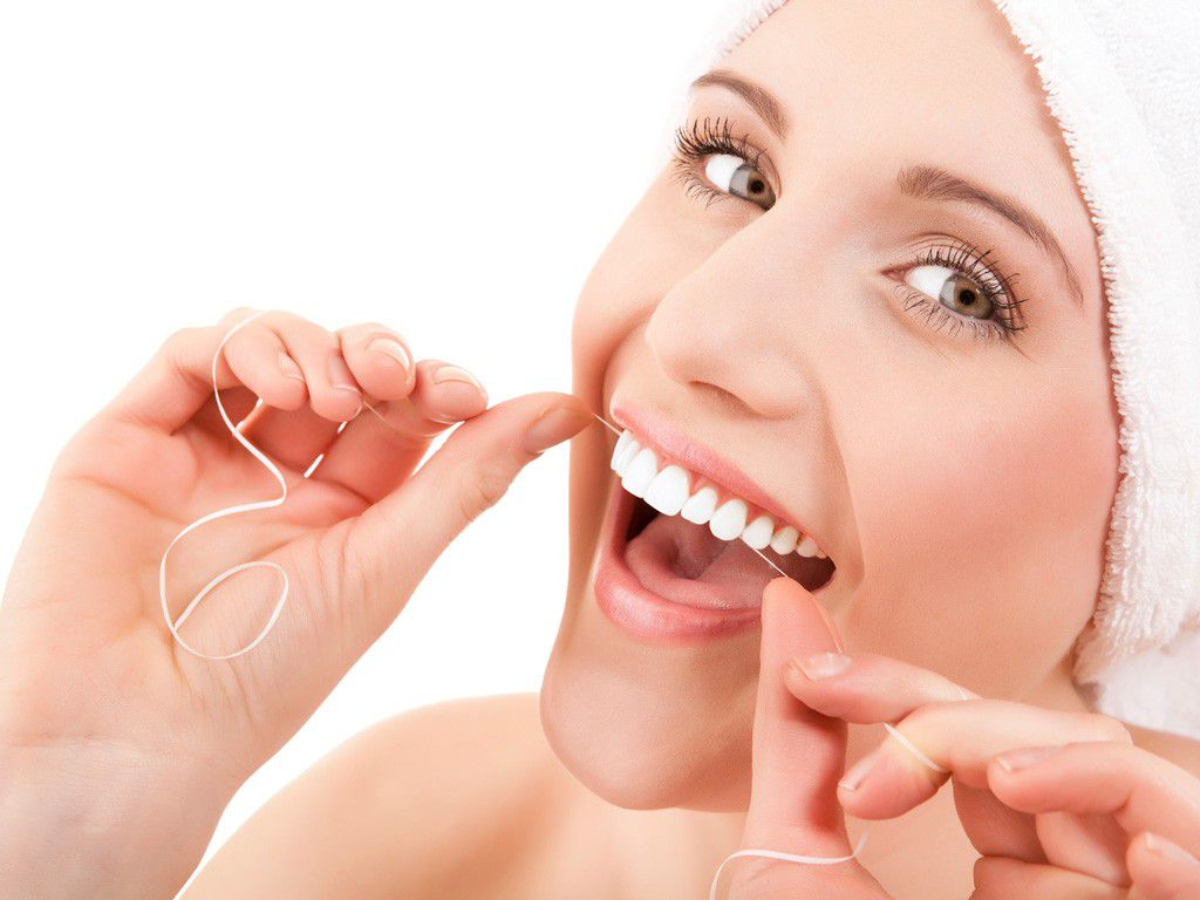 nên bọc răng sứ kim loại hay titan